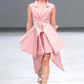Vestido Mantis de Liz Campos, vestido sastre escultórico rosa – vista 3