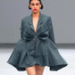 Vestido Magnolia de Liz Campos, vestido blazer gris escultórico – vista 3