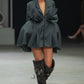 Vestido Magnolia de Liz Campos, vestido blazer gris escultórico – vista 6