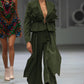Pantalón Axis de Liz Campos, pantalón sastre verde con pliegues – vista 5